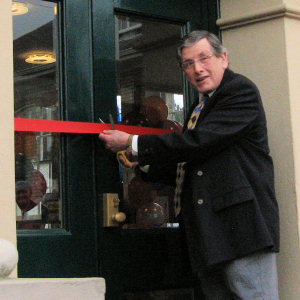 Richard cuts the ribbon